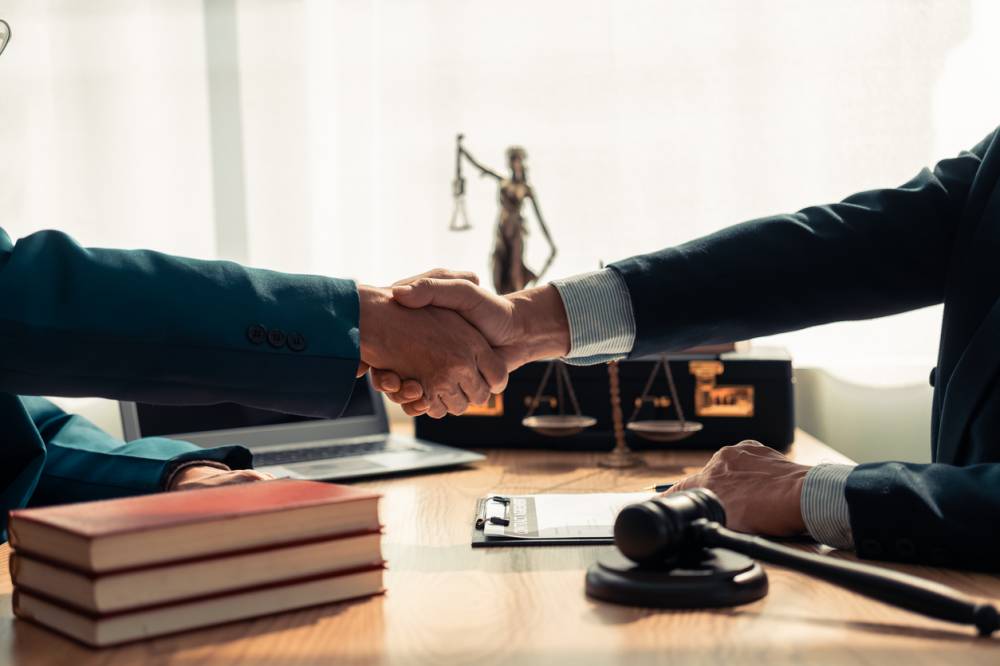 Convention d'honoraires papier présentée par un avocat à son client avant signature du devis