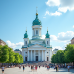 Cathédrale d'Helsinki en été avec vie urbaine