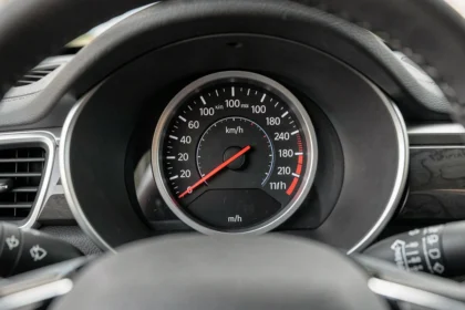 Tableau de bord de voiture affichant un compteur de vitesse avec double échelle km/h et mi/h